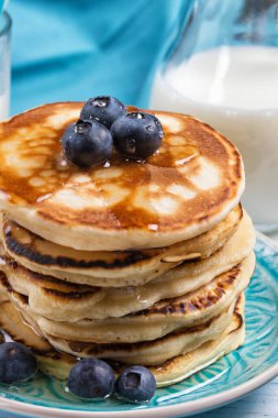 Taze yaban mersinli krep ve bal, sağlıklı kahvaltı konsepti, yakın plan.