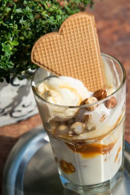 Fındıklı dondurma, karamel sosu, krema ve waffle, açık hava kahvesi.