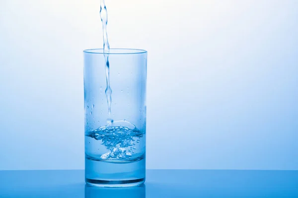 Menuangkan Air Minum Murni Segar Dalam Gelas Dengan Refleksi — Stok Foto