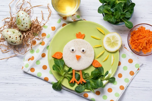 Verduras Divertidas Sándwich Forma Pollo Comida Para Niños Idea Pascua —  Fotos de Stock