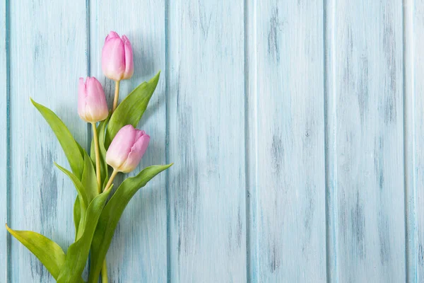 Frische Rosa Tulpenblüten Auf Blauem Holztisch Draufsicht Mit Kopierraum — Stockfoto