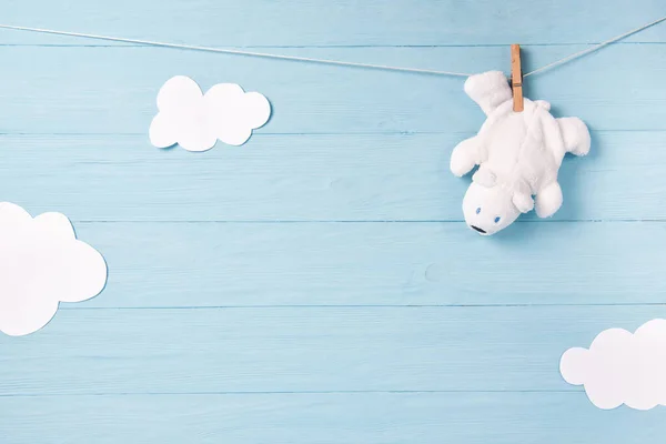 Baby Jongen Achtergrond Met Witte Teddy Beer Speelgoed Een Waslijn — Stockfoto
