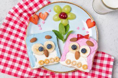 Renkli tostlar, çocuklar için yemekler, en iyi manzara.