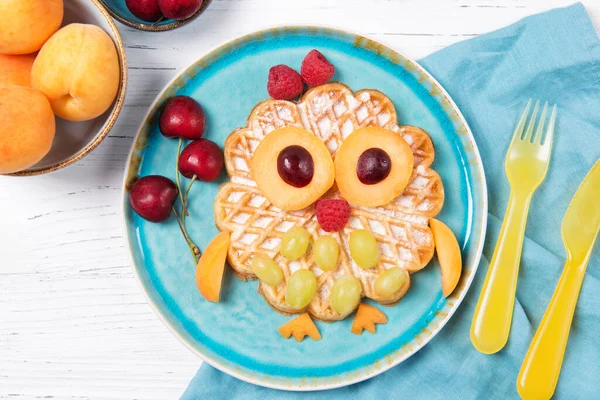 Waffle Com Frutas Bagas Forma Coruja Bonito Com Balões Comida — Fotografia de Stock