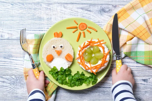 Rolig Toast Form Kyckling Och Med Ägg Mat För Barn — Stockfoto