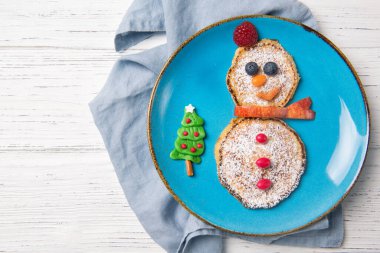Kardan adam şeklinde gözleme, çocuklar için Noel kahvaltısı, en iyi manzara.