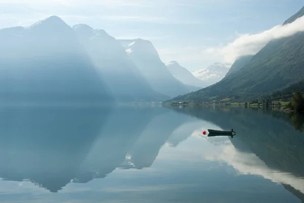 Landscape Mountains Reflecting Water Small Boat Norway — Stock Photo, Image