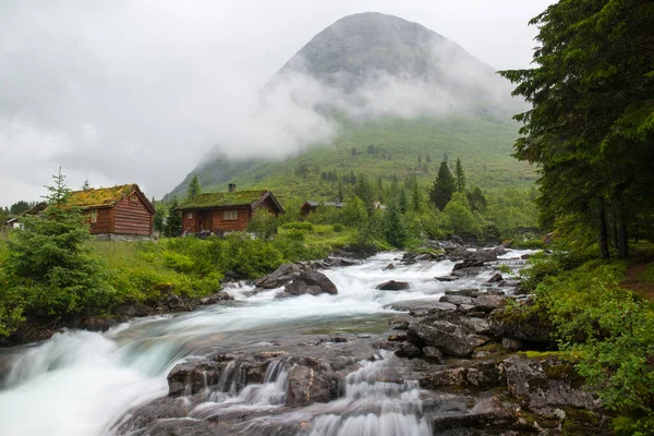 Paisagem Com Casas Madeira Rio Montanha Noruega — Fotografia de Stock