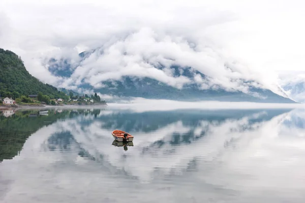 Poranek Nad Fiordami Chmury Górach Refleksją Nad Wodą Małą Łódką — Zdjęcie stockowe