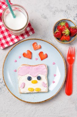 Pembe tabakta Penguen tostu, çocuklar için yemek.