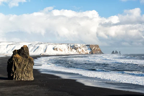 レイニストランガーのスタック 黒砂のビーチと海の波 アイスランドと冬の風景 — ストック写真