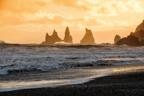Sonnenuntergang Den Klippen Von Reynisdrangar Schwarzen Sandstrand Vik Island — Stockfoto