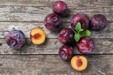 Kırsal ahşap arka planda olgun erikler, üst manzara.