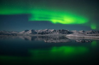 Buzul gölü üzerinde kuzey ışıkları Jokulsarlon, İzlanda