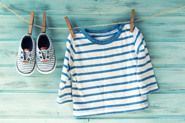 Baby Jongen Gestreept Shirt Baby Schoenen Een Waslijn Vintage Filter — Stockfoto