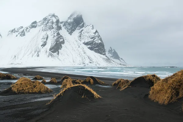 Stokksnes Félsziget Vestrahorn Hegység Fekete Homokdűnék Óceán Felett Téli Táj — Stock Fotó