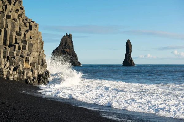 Okyanus Dalgaları Reynisdrangar Kayaları Olan Kara Kumsal Zlanda — Stok fotoğraf