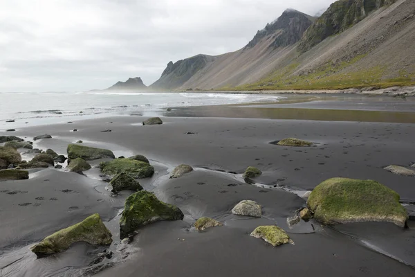 Красивое Побережье Stokksnes Видом Атлантический Океан Горы Восточная Исландия — стоковое фото