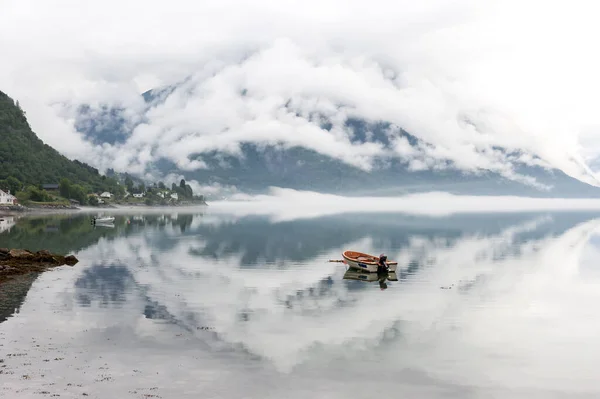 Poranek Nad Fiordami Chmury Górach Refleksją Nad Wodą Małą Łódką — Zdjęcie stockowe