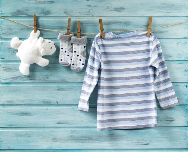 Baby Boy Shirt Sokken Witte Speelgoedbeer Een Waslijn — Stockfoto