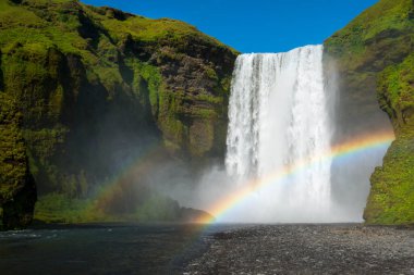 Yaz günü İzlanda 'da çifte gökkuşağı olan Skogafoss şelalesi