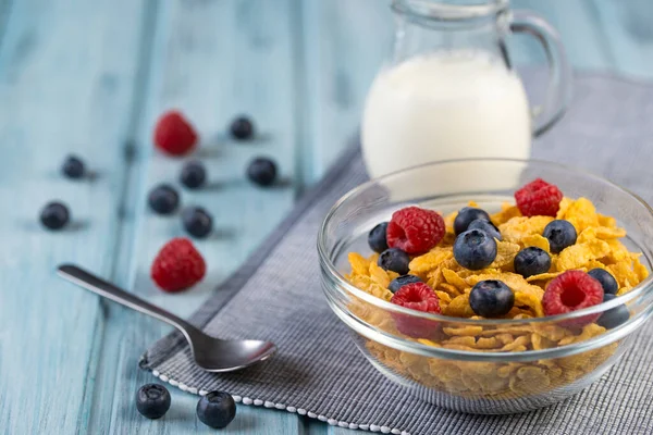 Sağlıklı kahvaltı gevreği, taze böğürtlen ve yağsız süt.