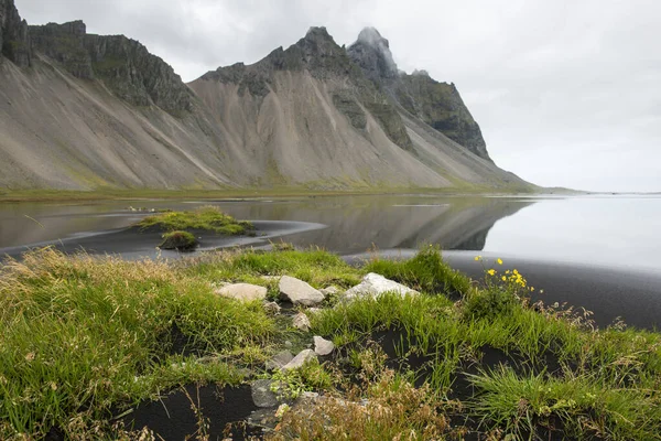 美丽的海岸 鸟瞰着大西洋和高山 冰岛东部 — 图库照片