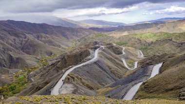 Eylül 'de Fas' taki Atlas Dağı 'ndaki dağ yolunda.