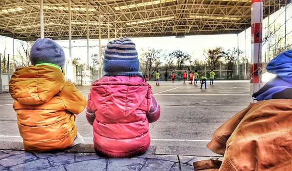 Zwei Kinder Von Hinten Sitzen Und Beobachten Ein Fußballspiel Einem — Stockfoto