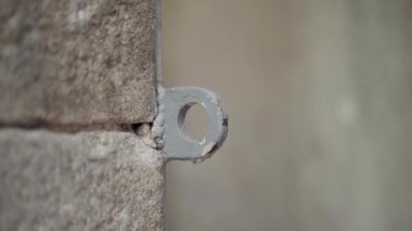 Gri eski hapishane kapısı kapanıyor