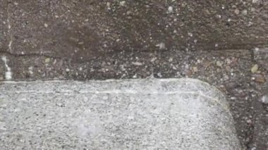 Düşen damlalar süper yavaş çekimde 1000fps hızla düşüyor.