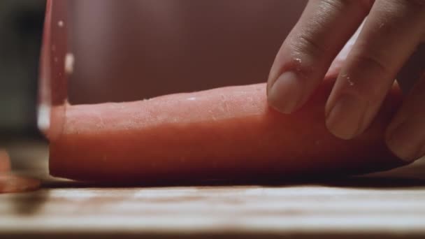 Καρότο Που Κόβεται Μαχαίρι Στον Πίνακα Της Κουζίνας — Αρχείο Βίντεο