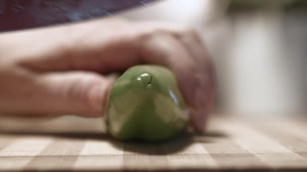 Groene Peper Wordt Gesneden Keuken Houten Plank — Stockvideo