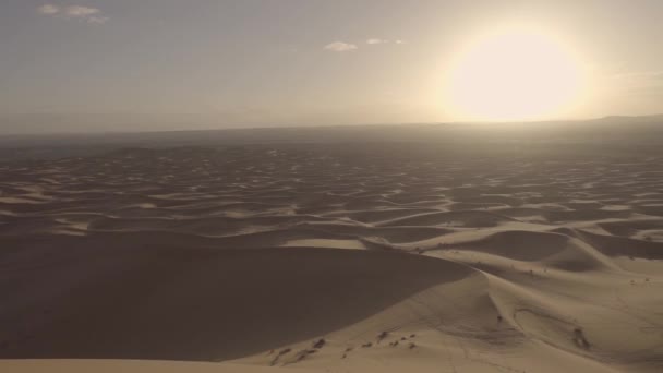 夕阳西下的Merzouga沙漠沙丘全景 — 图库视频影像