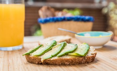 Humus ve karabiberli avokado tostu. Sağlıklı yemek..