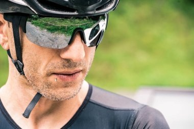 Triatlona bisikletle katılan bir adam dağ bölgesinde