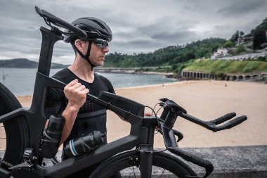 Triatlona bisikletle katılan bir adam dağ bölgesinde