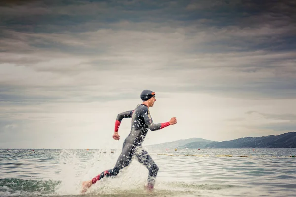 Mężczyzna Biegający Triathlon Plaży Czapką Kąpielową — Zdjęcie stockowe