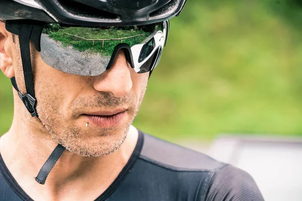 Triatlona bisikletle katılan bir adam dağ bölgesinde