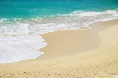 Güzel kumlu sahil ve dalgalar okyanusta