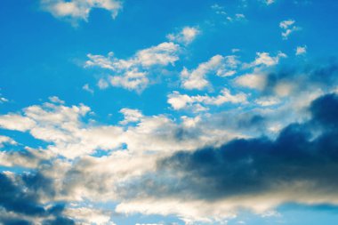 Mavi gökyüzünde beyaz bulutlar