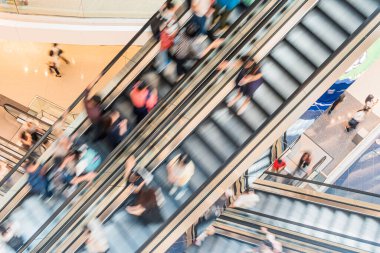 Alışveriş merkezinin içi insanlarla dolu.