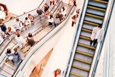 Alışveriş merkezindeki insanların soyut bulanık görüntüsü