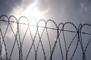 Dikenli tellerle gökyüzündeki tel örgüler