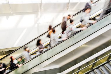 Alışveriş merkezinde yürüyen merdiven bulanıklığı