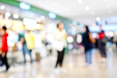 Alışveriş merkezindeki insanların soyut bulanık görüntüsü