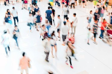 Alışveriş merkezindeki insanlar bulanık.