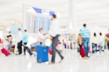 Alışveriş merkezindeki insanların soyut bulanık görüntüsü