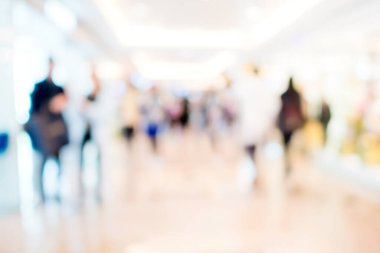 Alışveriş merkezindeki insanların soyut bulanık görüntüsü
