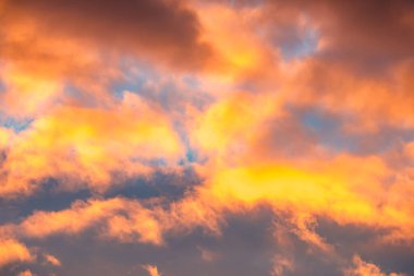 Güzel gün batımı gökyüzü bulutlu